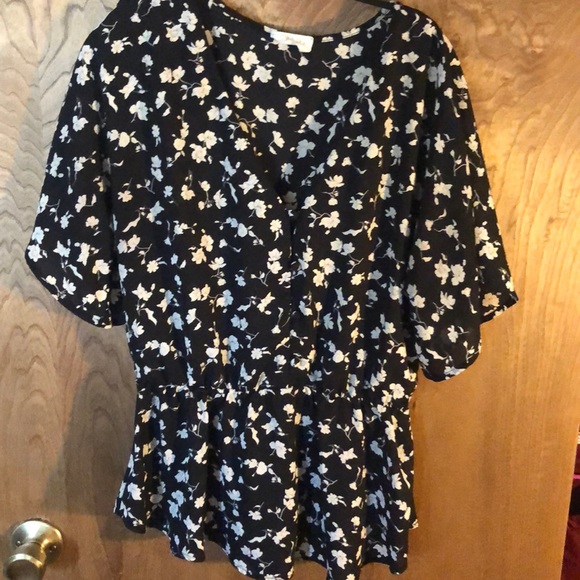 Black and wife floral blouse button up - Picture 1 of 3